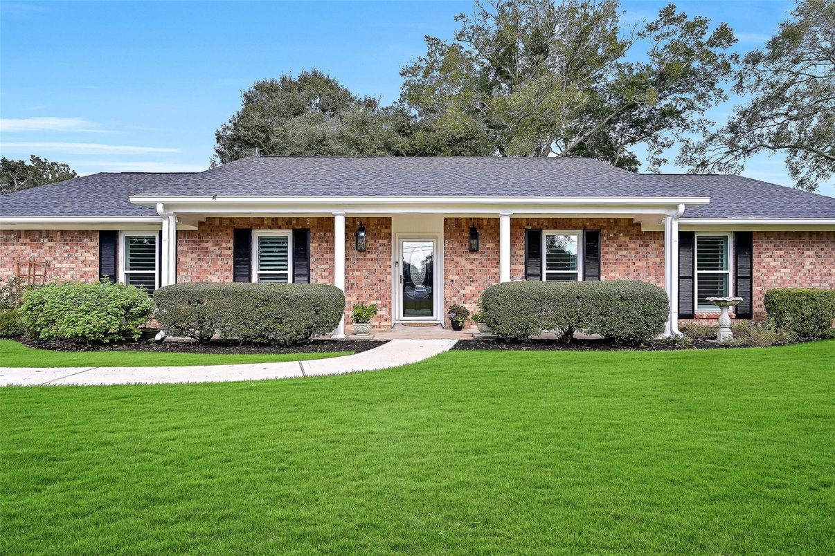 Exterior, Facade, Brick Facade, Ranch