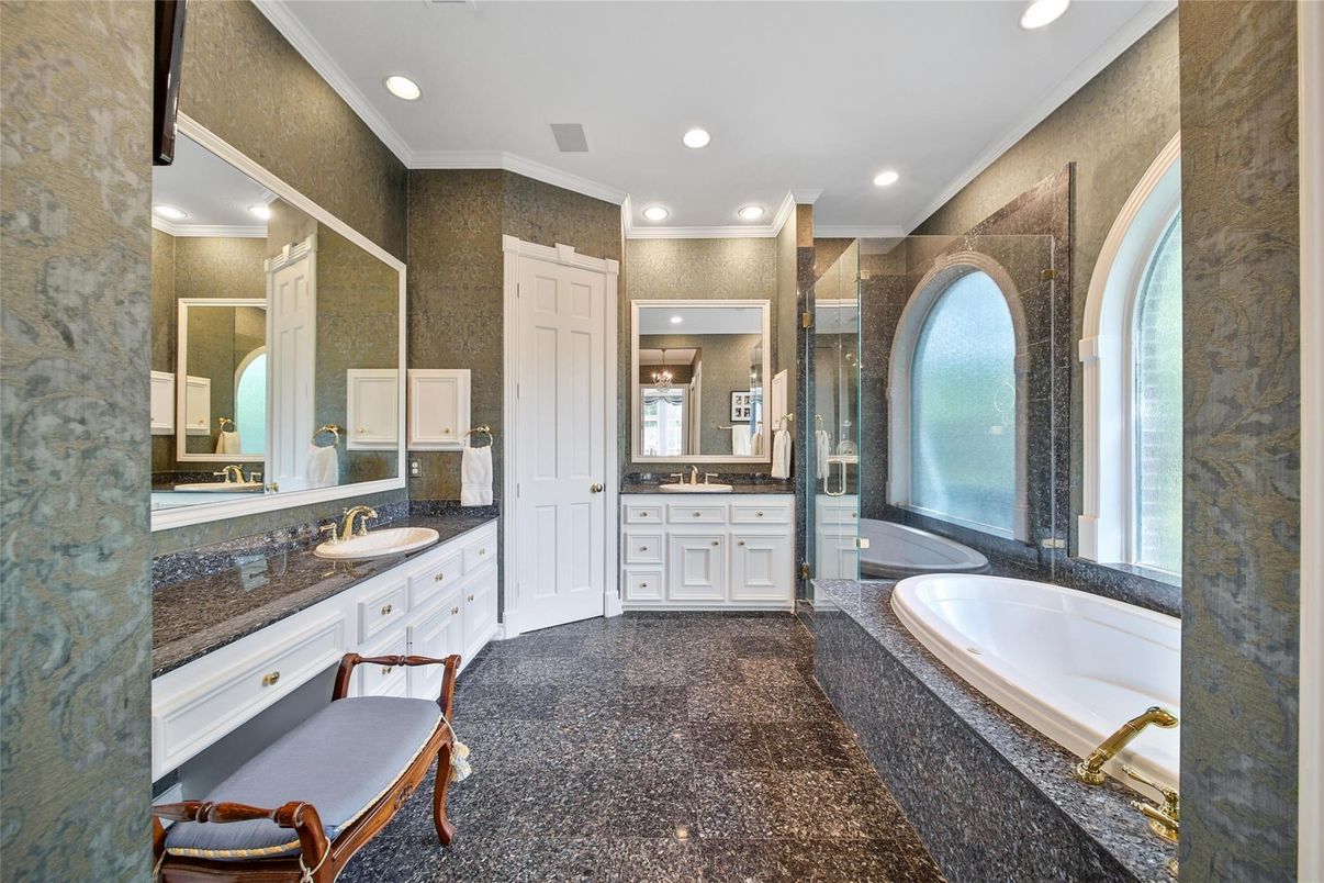 Bathroom, Dual Sink Vanities, Interior, Recessed Lighting