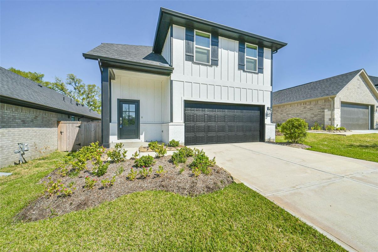 Attached, Exterior, Facade, Farmhouse