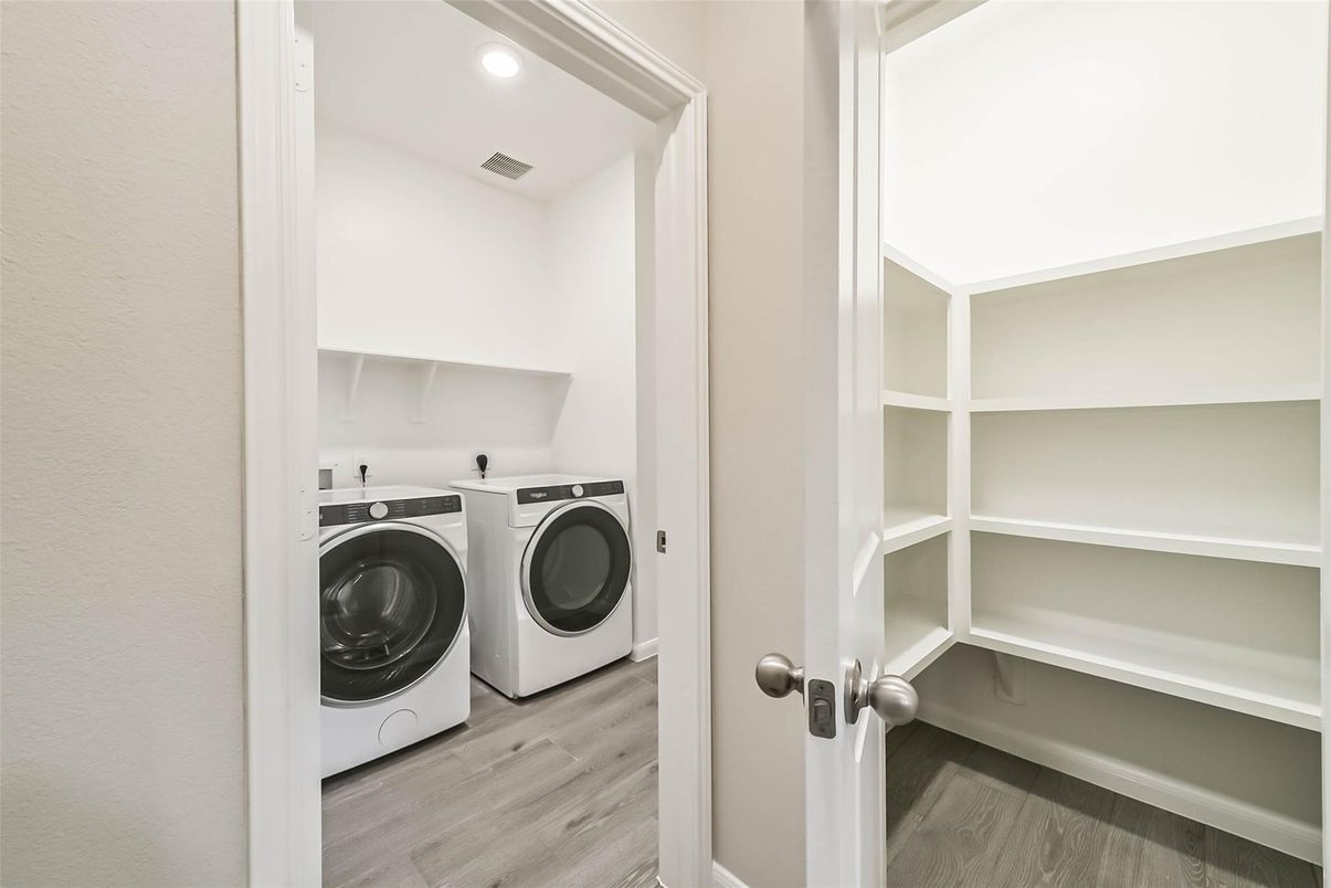 Interior, Recessed Lighting, Washer, Wood Texture Flooring