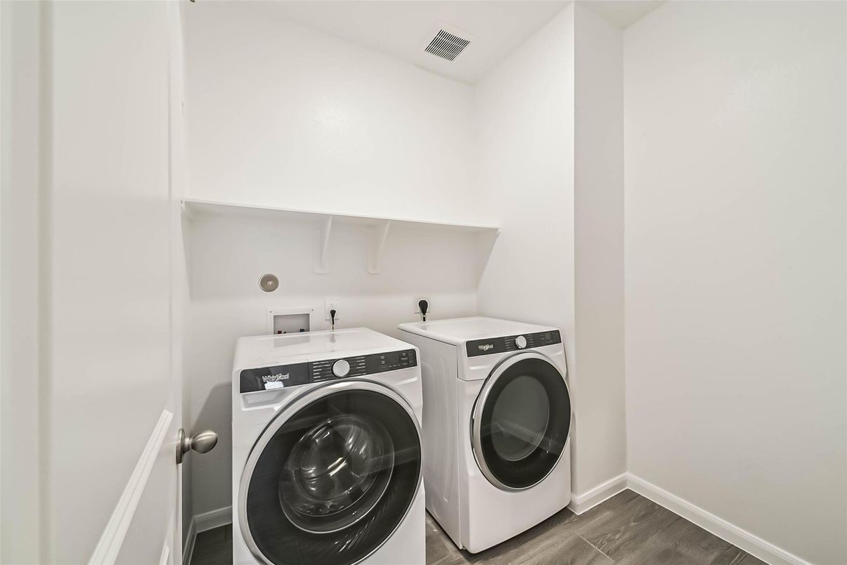 Interior, Washer, Wood Texture Flooring