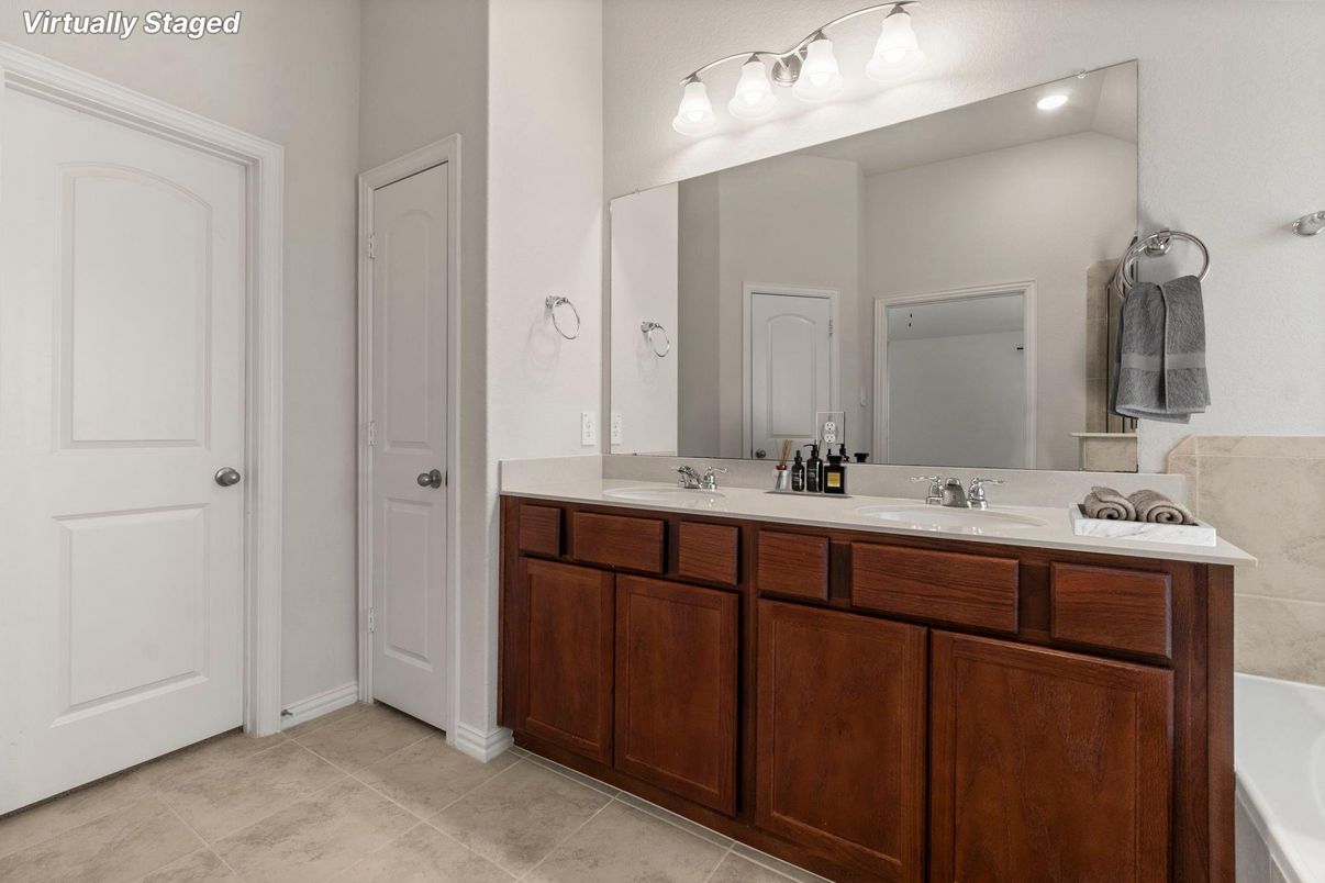 Bathroom, Dual Sink Vanities, Interior, Recessed Lighting