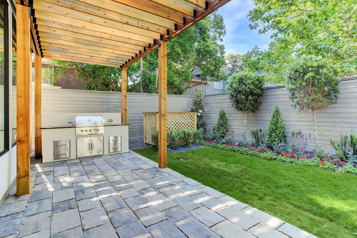 Backyard, Exterior, Outdoor Kitchen
