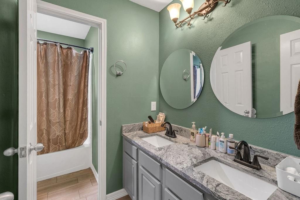 Bathroom, Dual Sink Vanities, Interior
