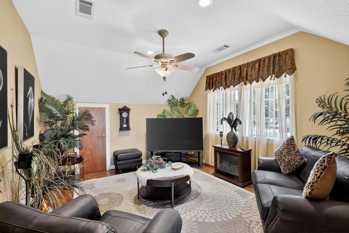 Interior, Living room, Recessed Lighting, Wood Texture Flooring