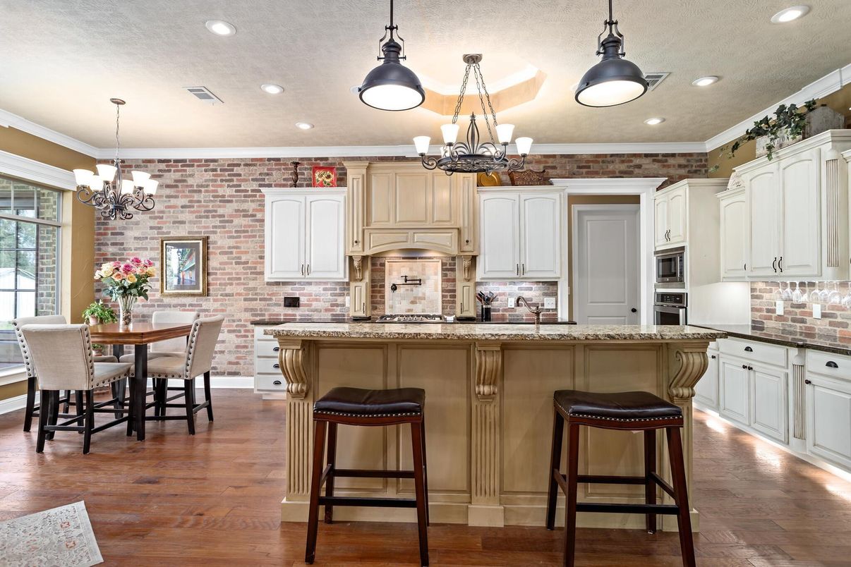 Chandelier, Dining room, Interior, Kitchen, Pendant Lights, Recessed Lighting, Stone Walls, Wood Texture Flooring