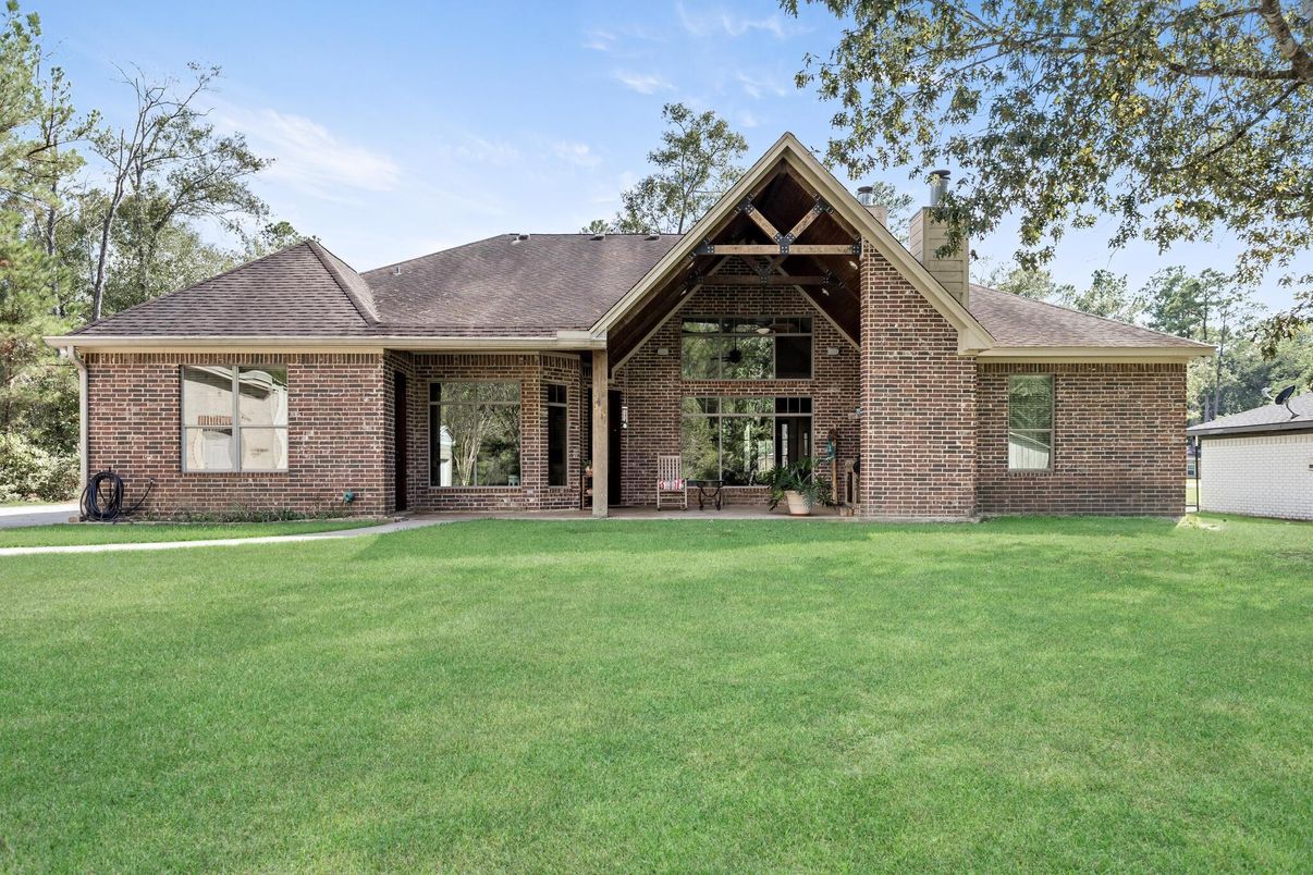 Backyard, Exterior, Facade, Brick Facade, Brick Traditional