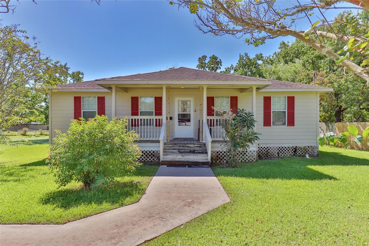 Exterior, Facade, Ranch