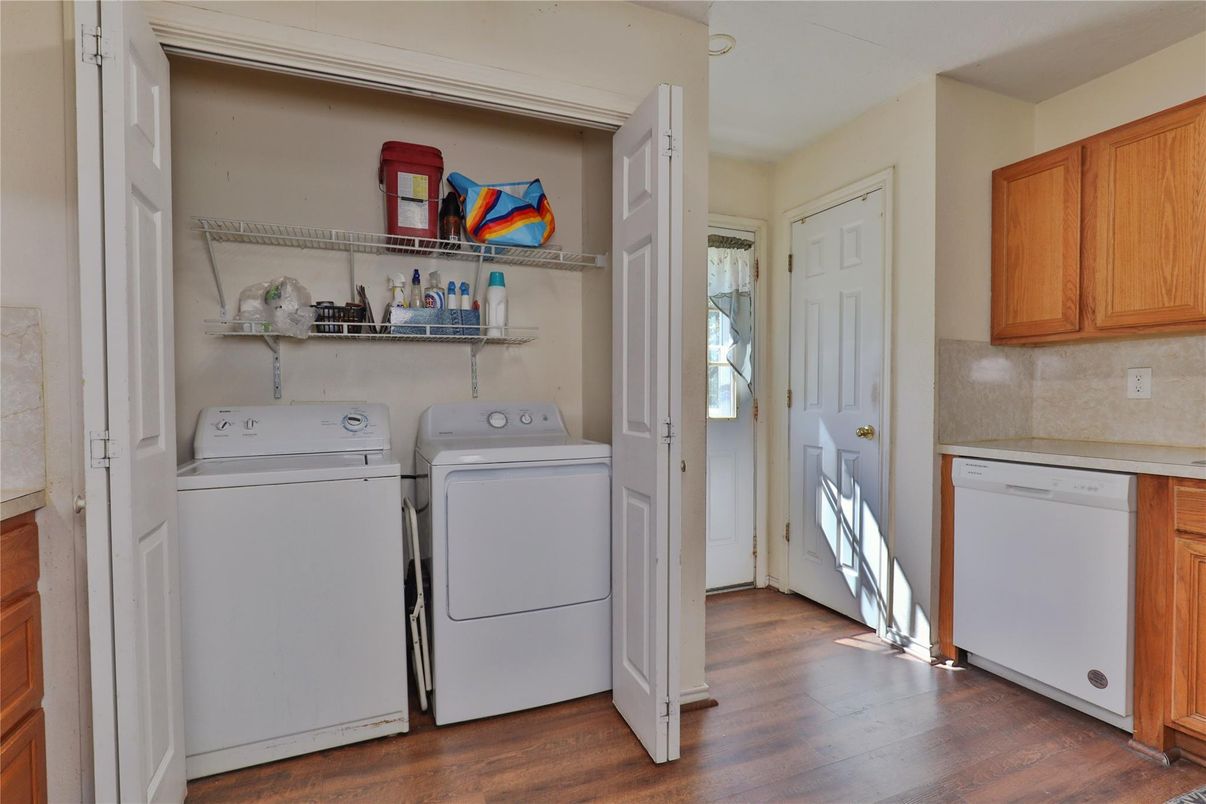 Interior, Utility Closets, Washer, Wood Texture Flooring