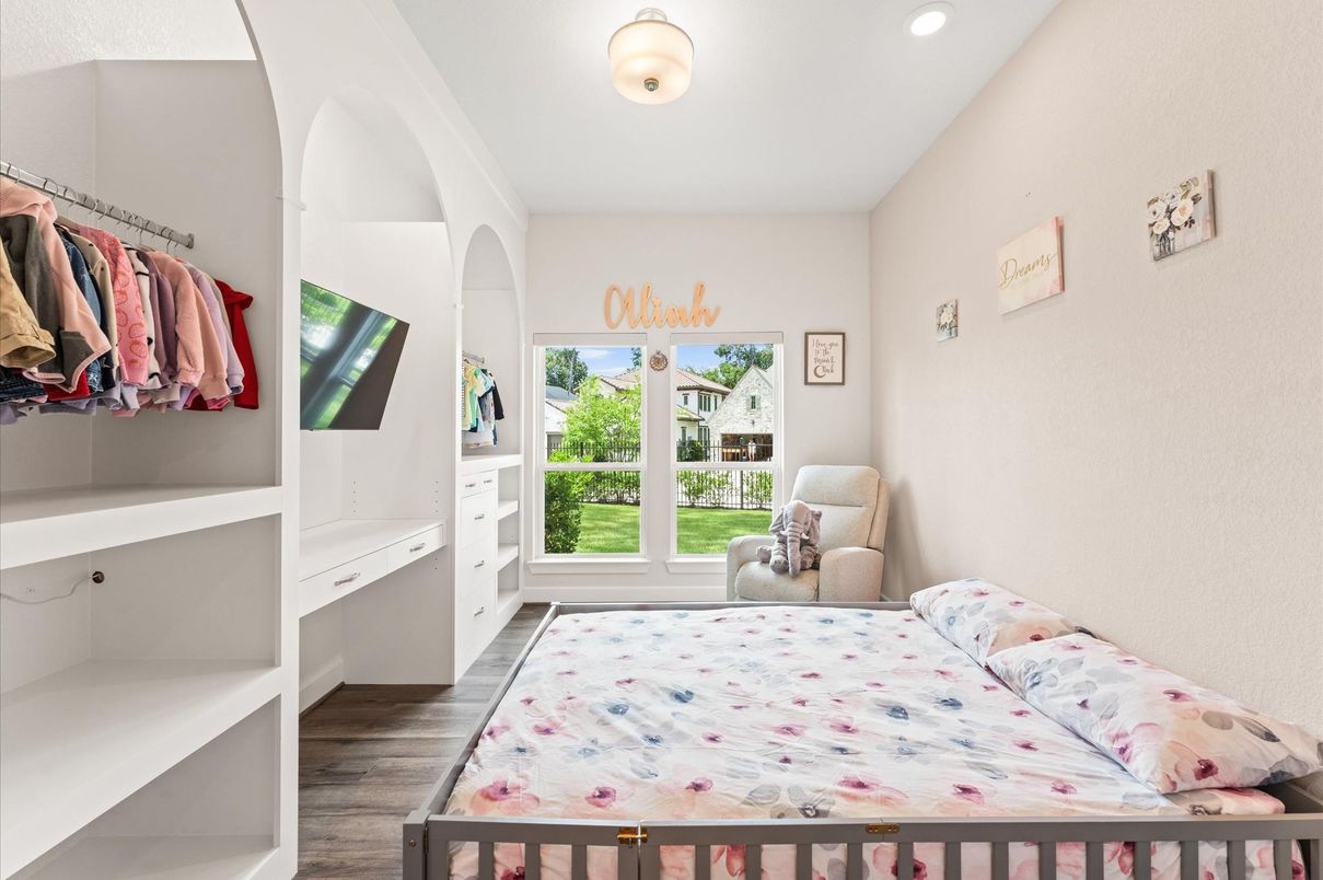 Bedroom, Interior, Recessed Lighting, Walk-in Closets, Wood Texture Flooring