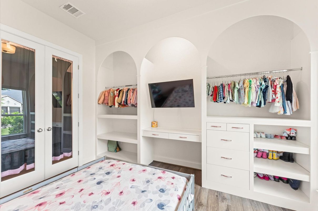 Interior, Walk-in Closets, Wood Texture Flooring