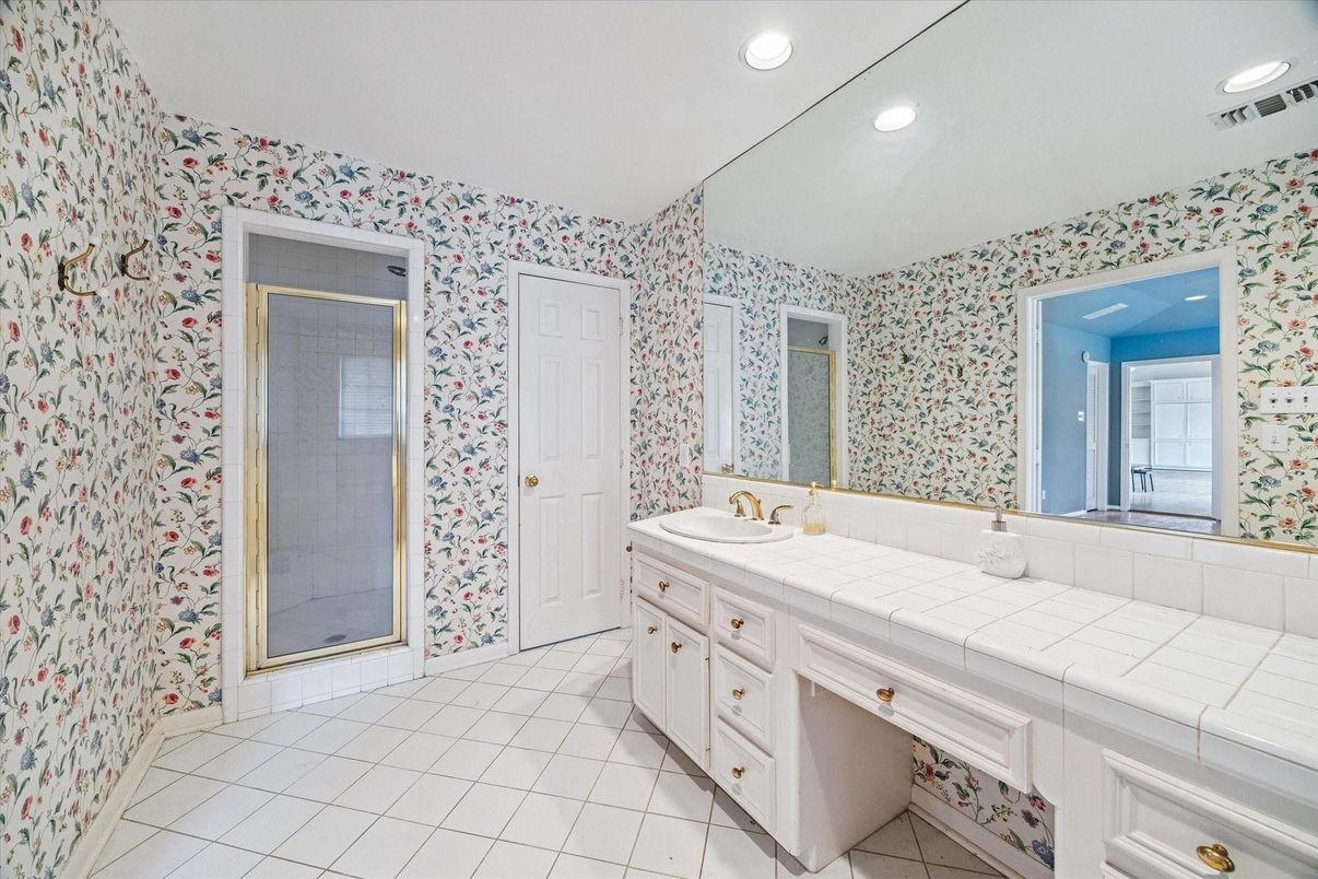 Bathroom, Interior, Recessed Lighting, Tile Countertops