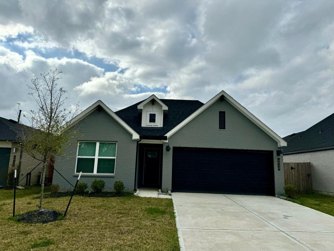 Attached, Exterior, Facade, American Craftsman