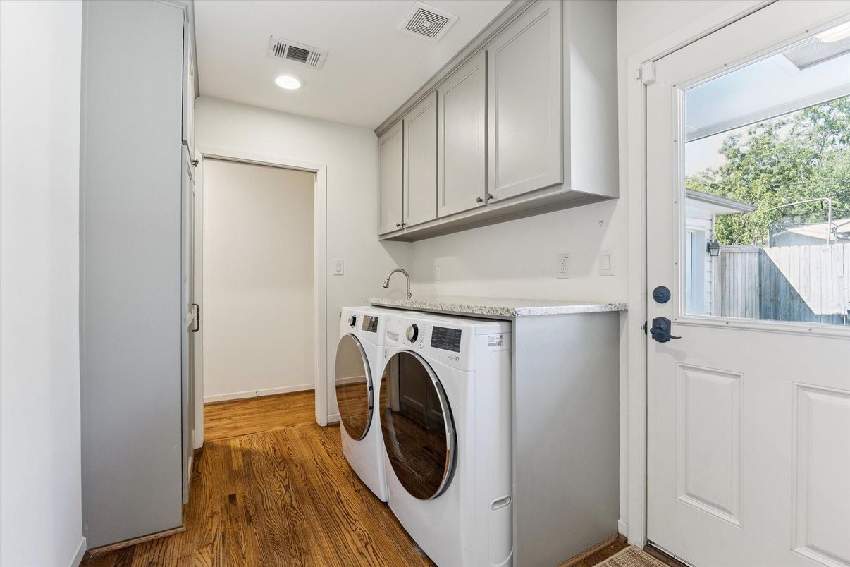 Interior, Recessed Lighting, Washer, Wood Texture Flooring
