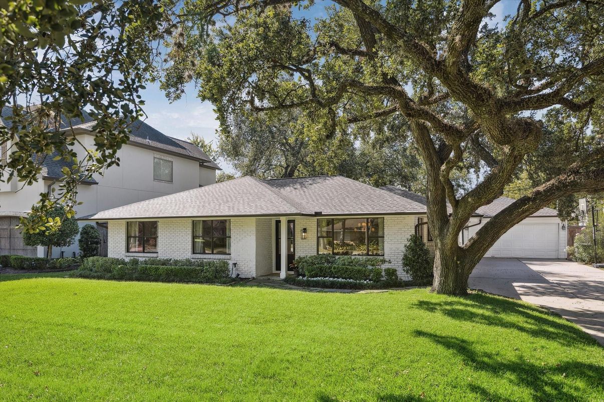 Backyard, Exterior, Facade, Brick Facade, Ranch