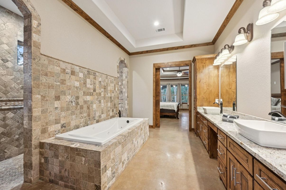 Bathroom, Dual Sink Vanities, Interior, Recessed Lighting