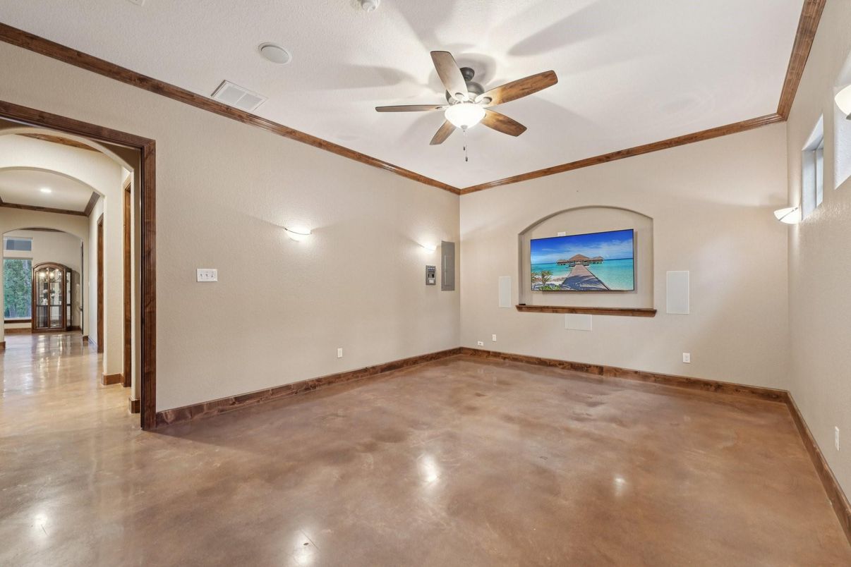 Empty room, Interior