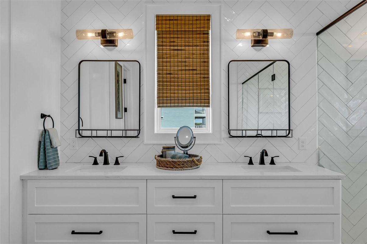 Bathroom, Dual Sink Vanities, Interior