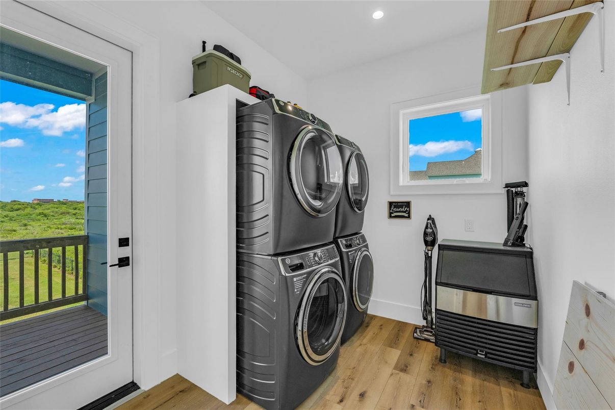 Interior, Recessed Lighting, Utility Closets, Washer, Wood Texture Flooring