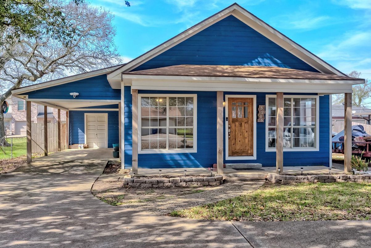 Exterior, Facade, American Craftsman
