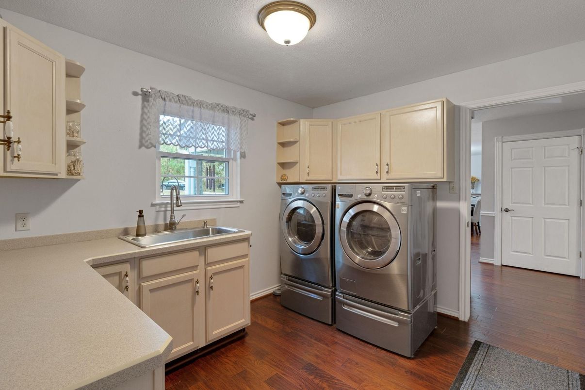 Interior, Washer, Wood Texture Flooring