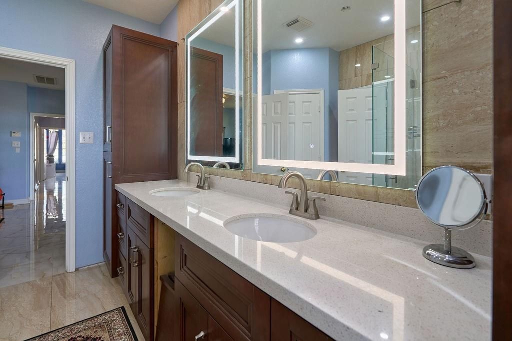 Bathroom, Dual Sink Vanities, Interior, Recessed Lighting