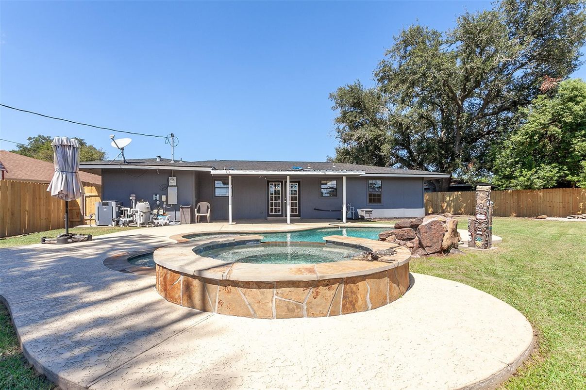 Exterior, Pool