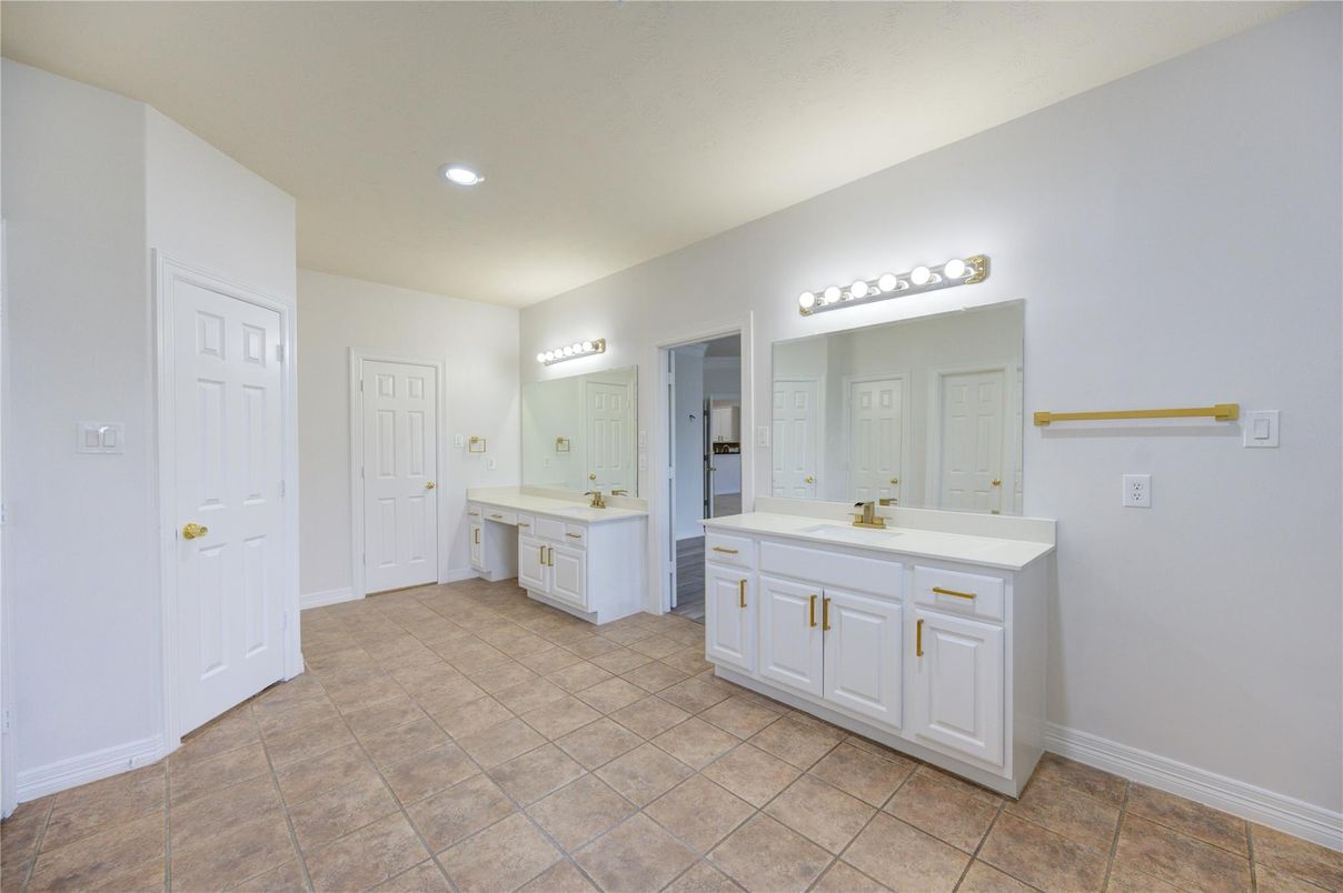 Bathroom, Dual Sink Vanities, Interior, Recessed Lighting