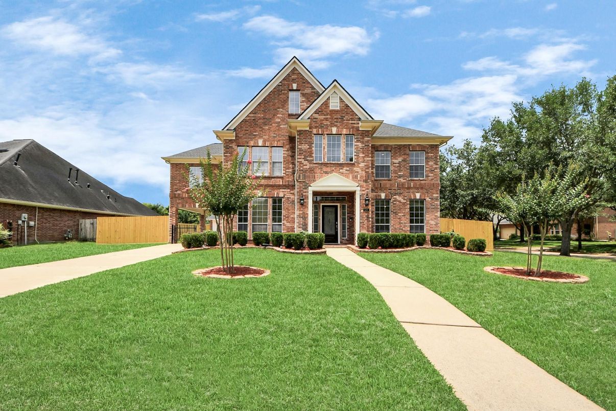 Backyard, Exterior, Facade, Brick Facade, Brick Traditional