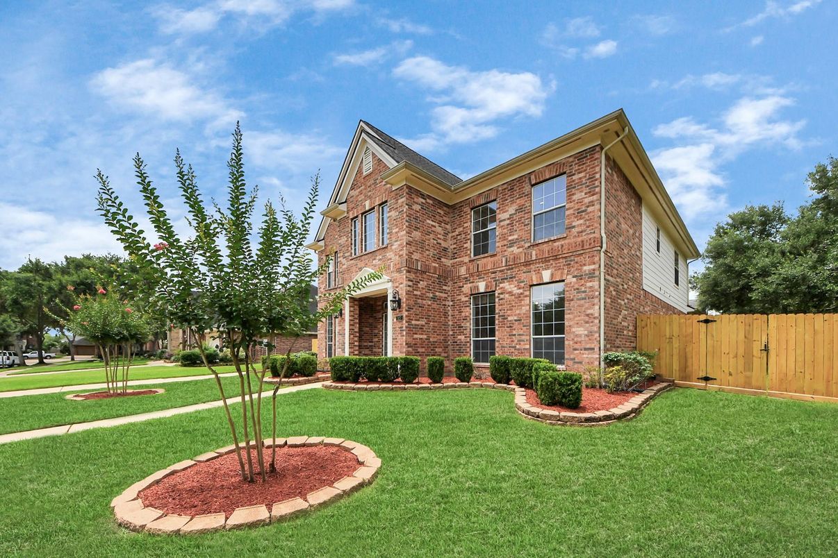 Backyard, Exterior, Facade, Brick Facade, Brick Traditional