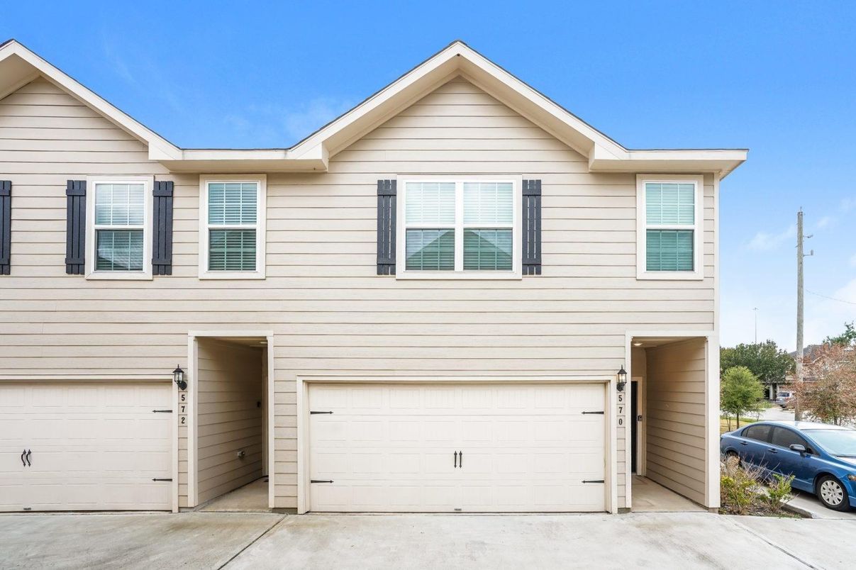 Attached, Exterior, Facade, Rowhouse