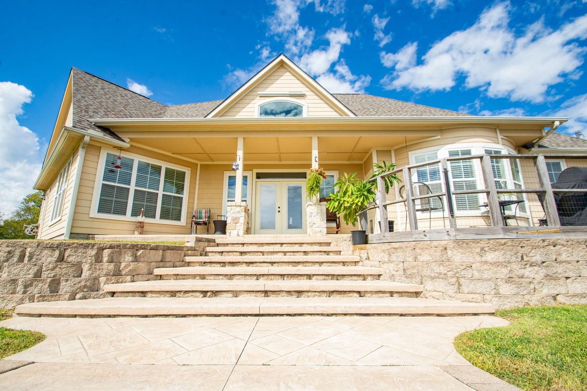 Exterior, Facade, Ranch