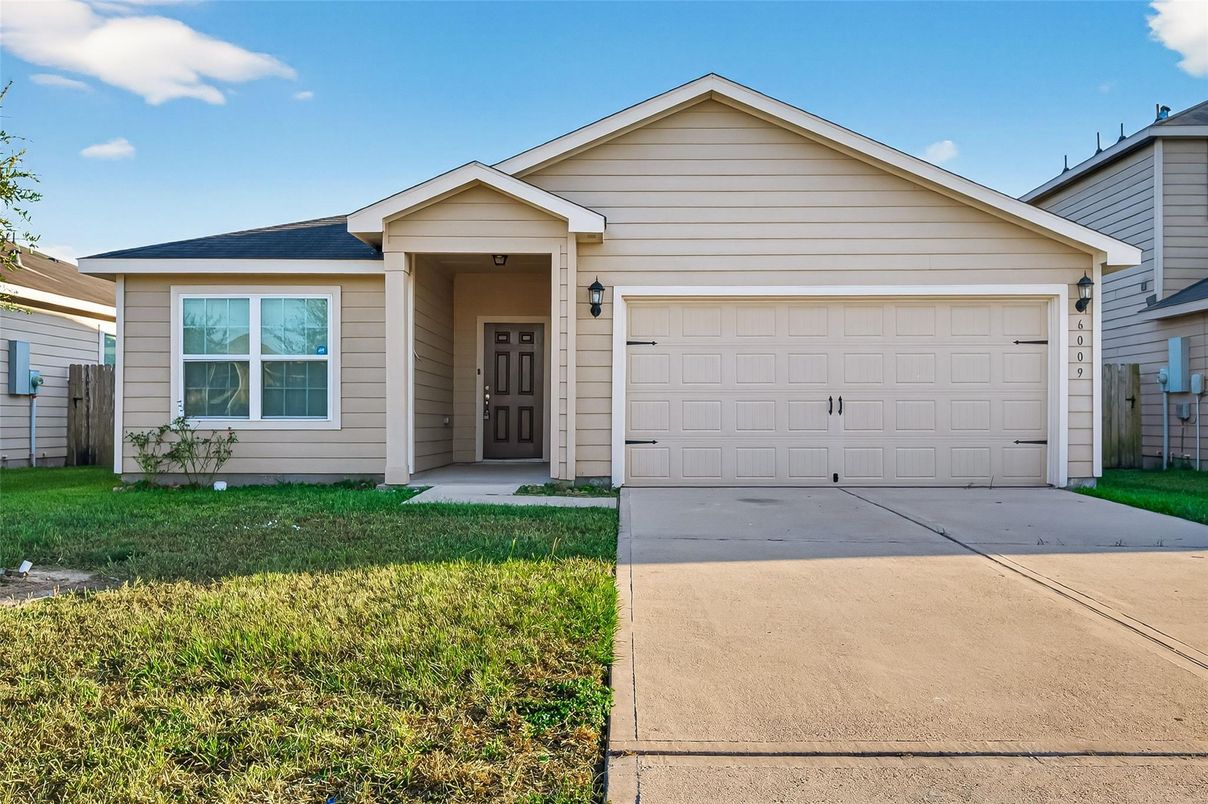 Attached, Exterior, Facade, American Craftsman