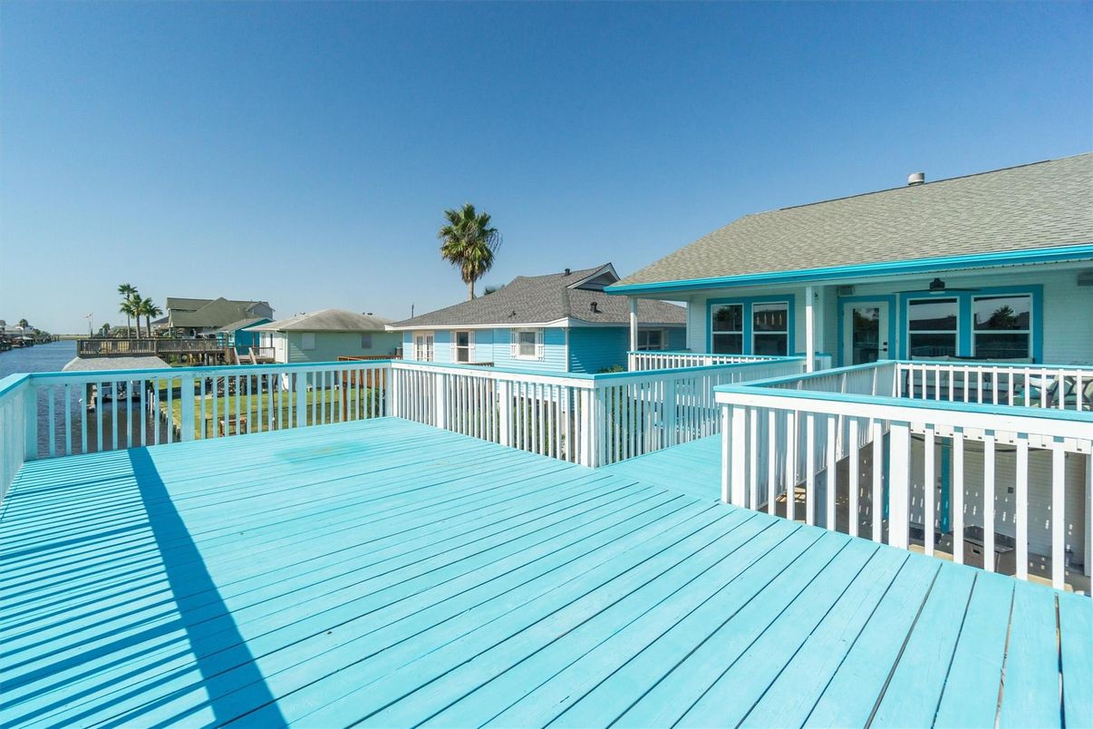 Exterior, Pool, Water