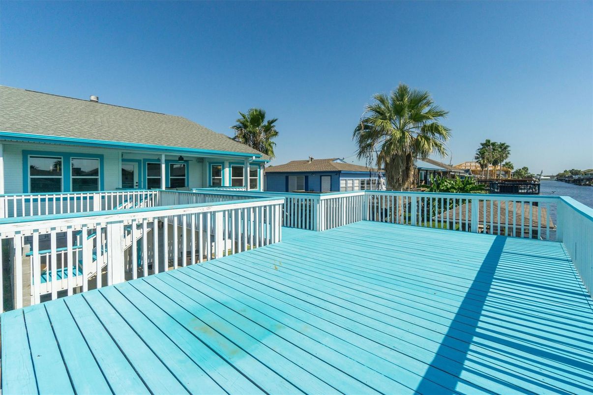 Exterior, Pool, Water