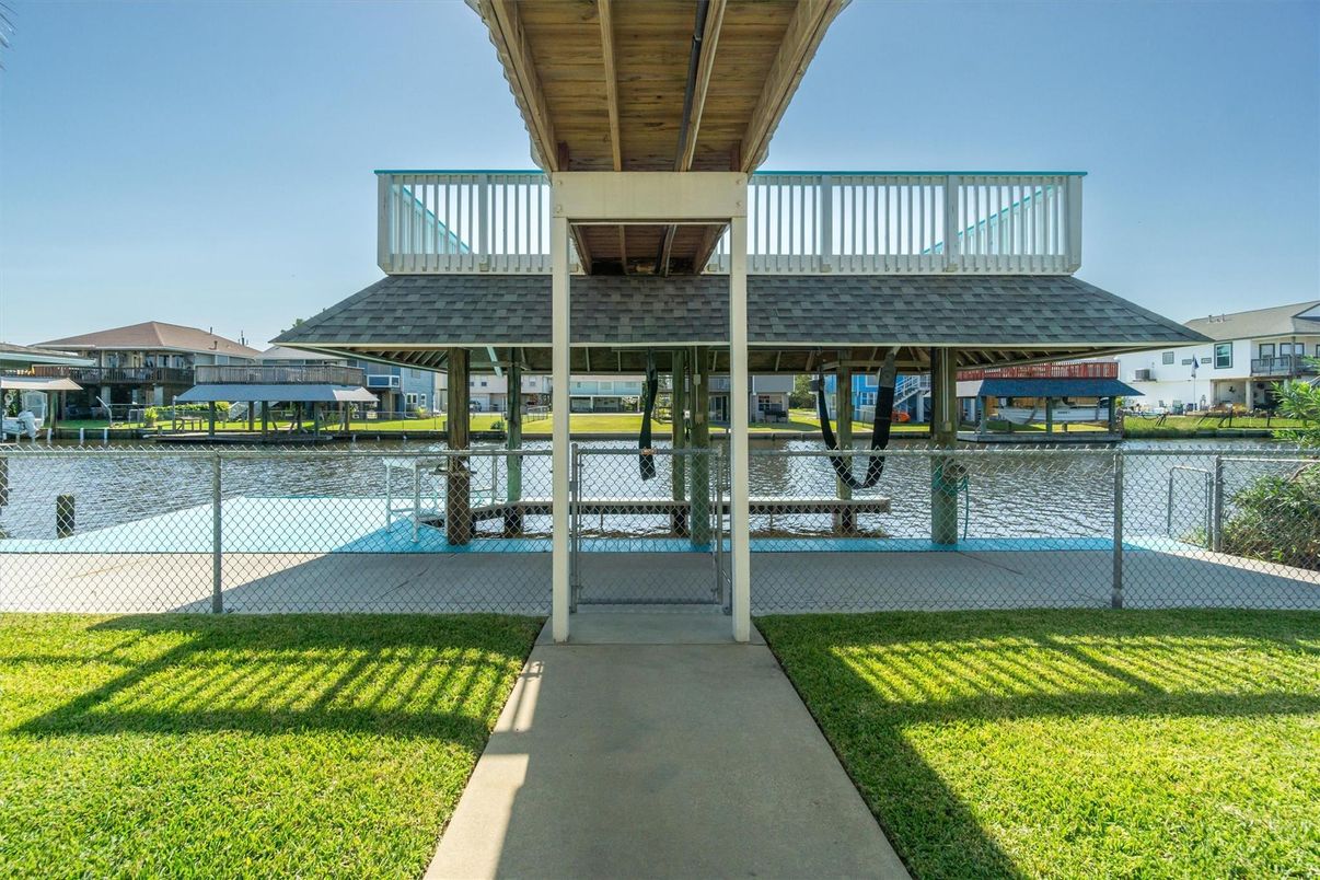 Exterior, Pool, Water