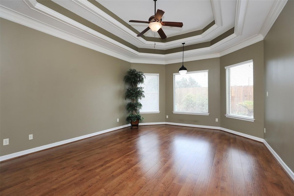 Empty room, Interior, Pendant Lights, Wood Texture Flooring