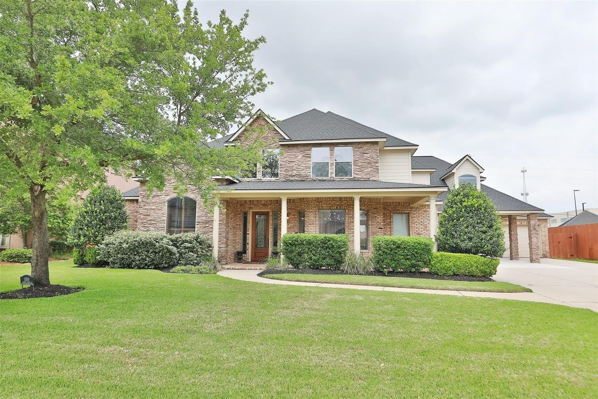 Exterior, Facade, Brick Facade, Brick Traditional