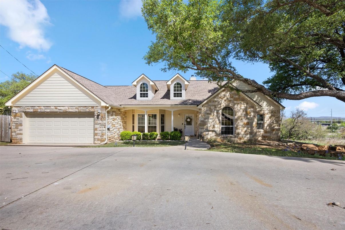 Attached, Exterior, Facade, Ranch