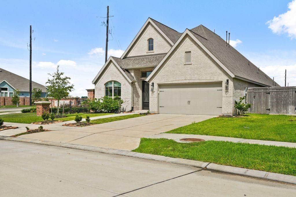 Attached, Exterior, Facade, Brick Traditional