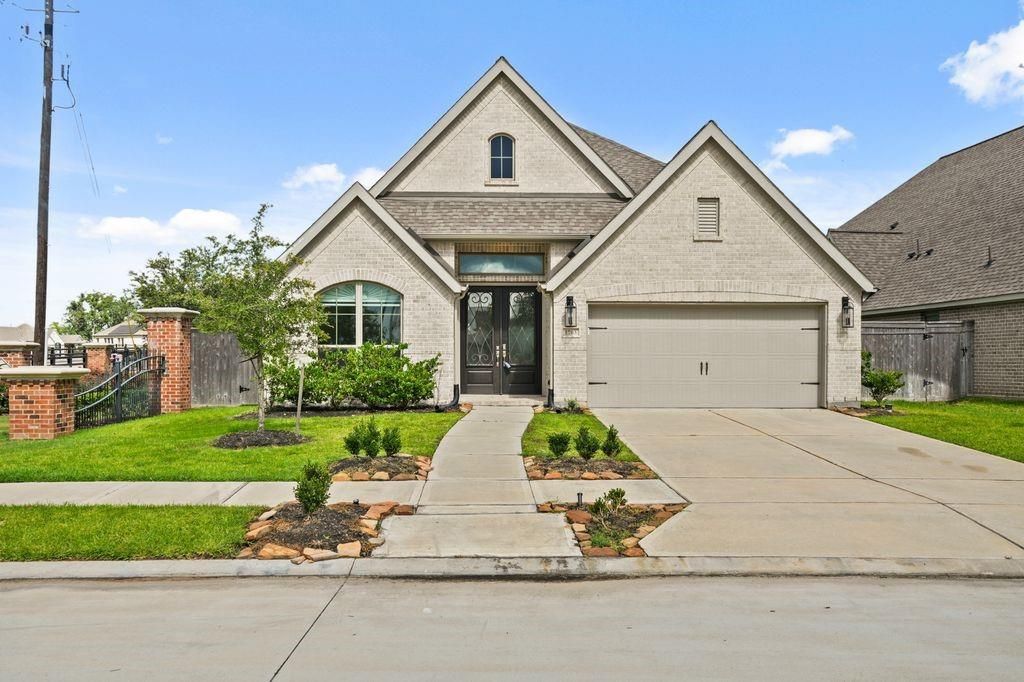 Attached, Exterior, Facade, Brick Traditional