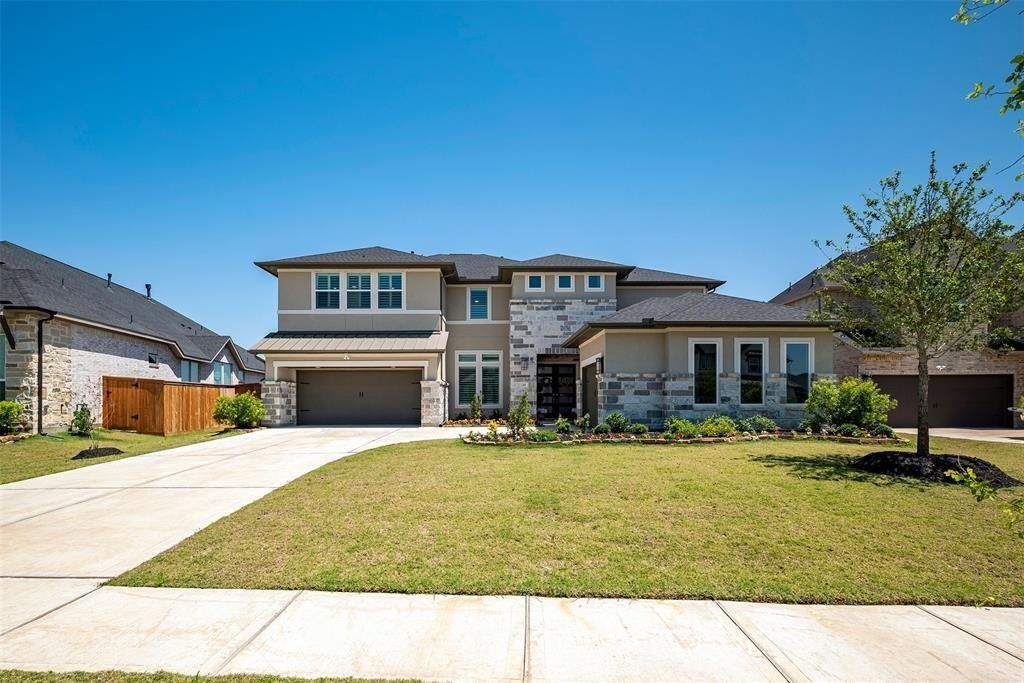 Attached, Exterior, Facade, Mediterranean