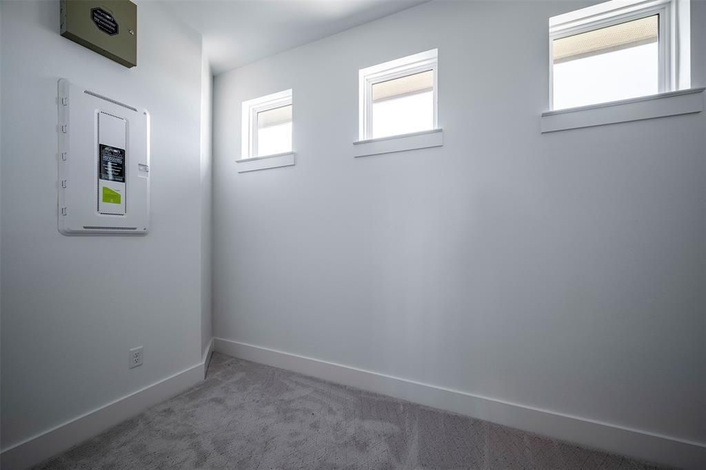 Empty room, Interior