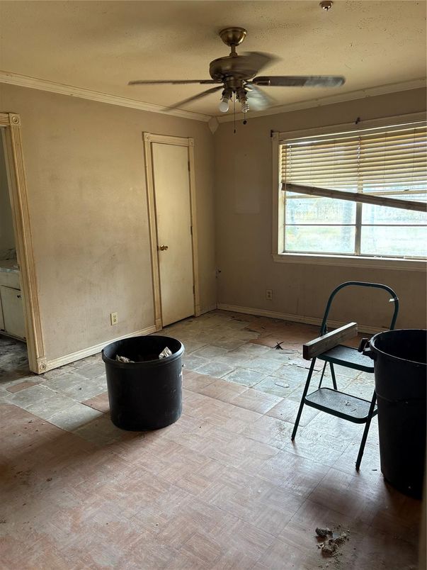 Empty room, Interior