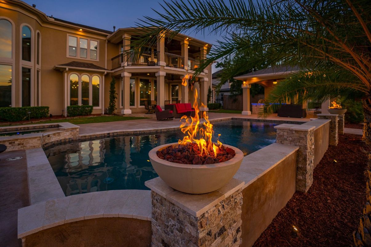 Exterior, Outdoor Kitchen, Pool