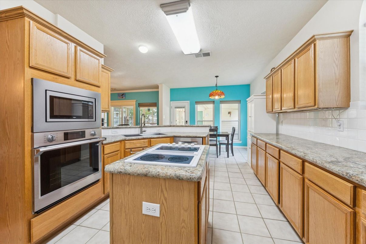 Dining room, Interior, Kitchen, Pendant Lights, Stainless Steel Appliances