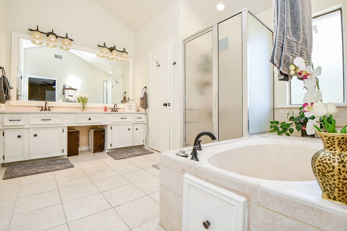 Bathroom, Dual Sink Vanities, Interior, Recessed Lighting