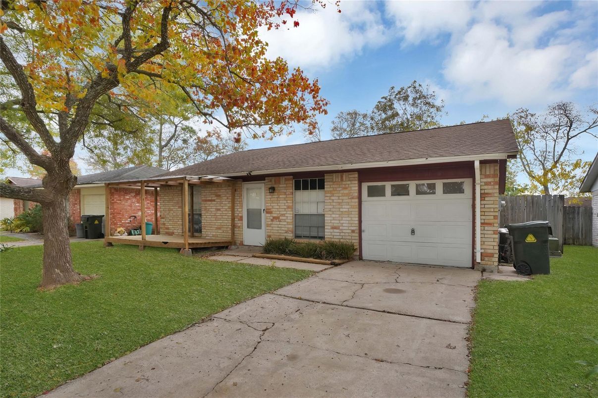 Attached, Exterior, Facade, Brick Facade, Ranch