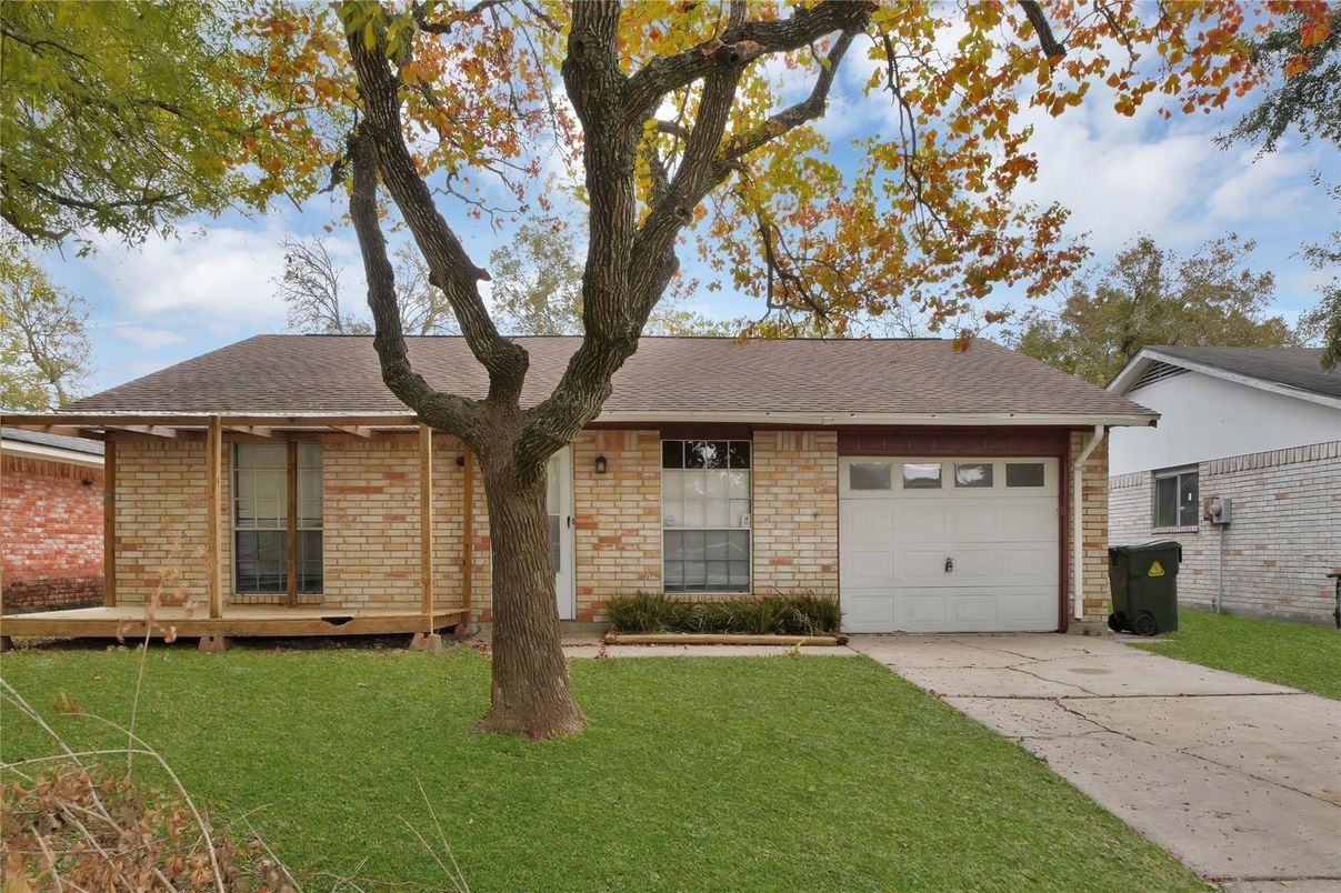 Attached, Exterior, Facade, Brick Facade, Ranch