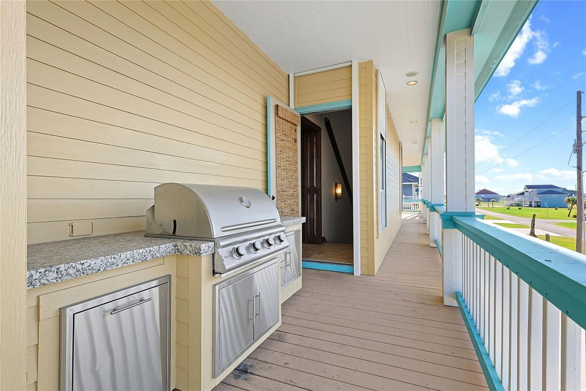 Exterior, Outdoor Kitchen